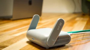 Waarom IPTV blokkeert in Nederland: blokkades, storingen en accountoorzaken 4 Een witte wifi-router met twee antennes en aangesloten kabels op een houten bureau.