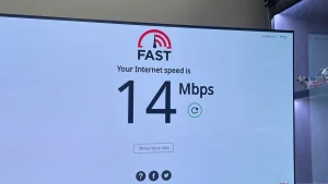 Waarom IPTV blokkeert in Nederland: blokkades, storingen en accountoorzaken 5 Een LG-televisie toont een FAST-snelheidstest met een downloadsnelheid van 14 Mbps.