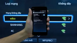 Waarom IPTV blokkeert in Nederland: blokkades, storingen en accountoorzaken 6 Een smartphone met ingeschakelde mobiele hotspot voor een televisie waarop hetzelfde wifi-netwerk is geselecteerd.
