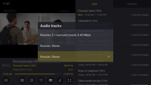 Hoe kun je IPTV installeren op Smart TV? 10 Het audiomenu van Televizo met beschikbare surround- en stereosporen tijdens het afspelen.
