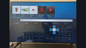 Hoe kun je IPTV installeren op Smart TV? 2 De appwinkel op een Samsung-tv met de zoekterm ibo en verschillende IPTV-spelers.