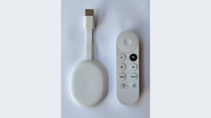 Hoe kun je IPTV installeren op Smart TV? 5 Een witte Chromecast met Google TV, HDMI-stekker en afstandsbediening.