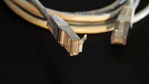 Gratis IPTV: test een dienst 24 uur voordat je kiest 1 Twee RJ45-stekkers van ethernetkabels voor een bekabelde internetverbinding.