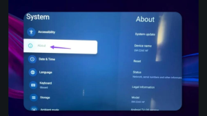 Hoe werkt de TiviMate IPTV player? De complete gids in 10 stappen 1 Het informatiescherm van een televisie met het model en Android TV OS-versie 14.