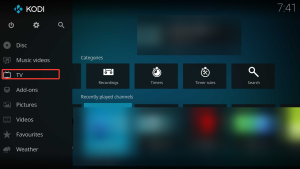 IPTV met Kodi: complete installatiegids voor beginners 12 Le menu principal de Kodi avec la télévision mise en évidence et les détails des chaînes et les logos estompés.