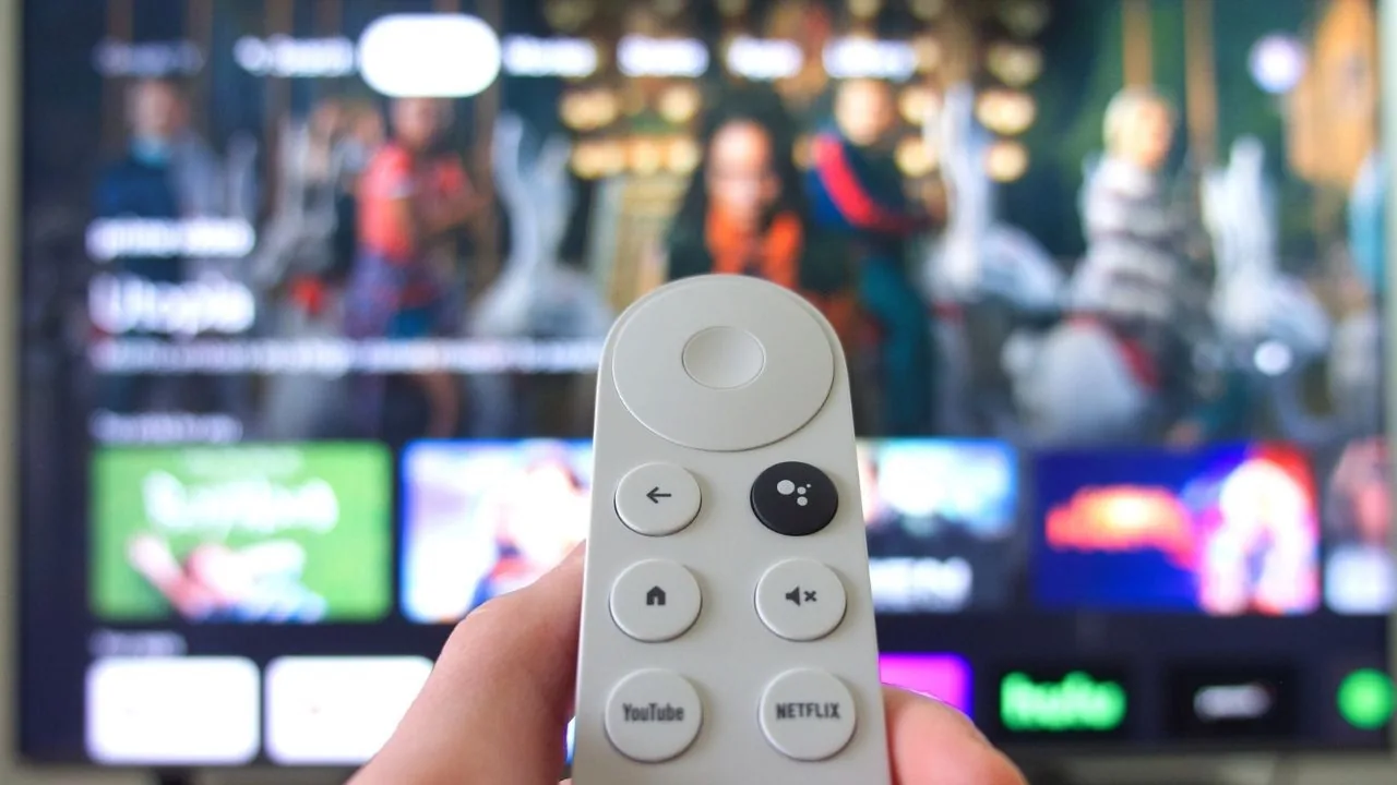 IPTV op Chromecast met Google TV: stap voor stap installeren 2 Afstandsbediening van een Chromecast met Google TV met de Home-knop zichtbaar.
