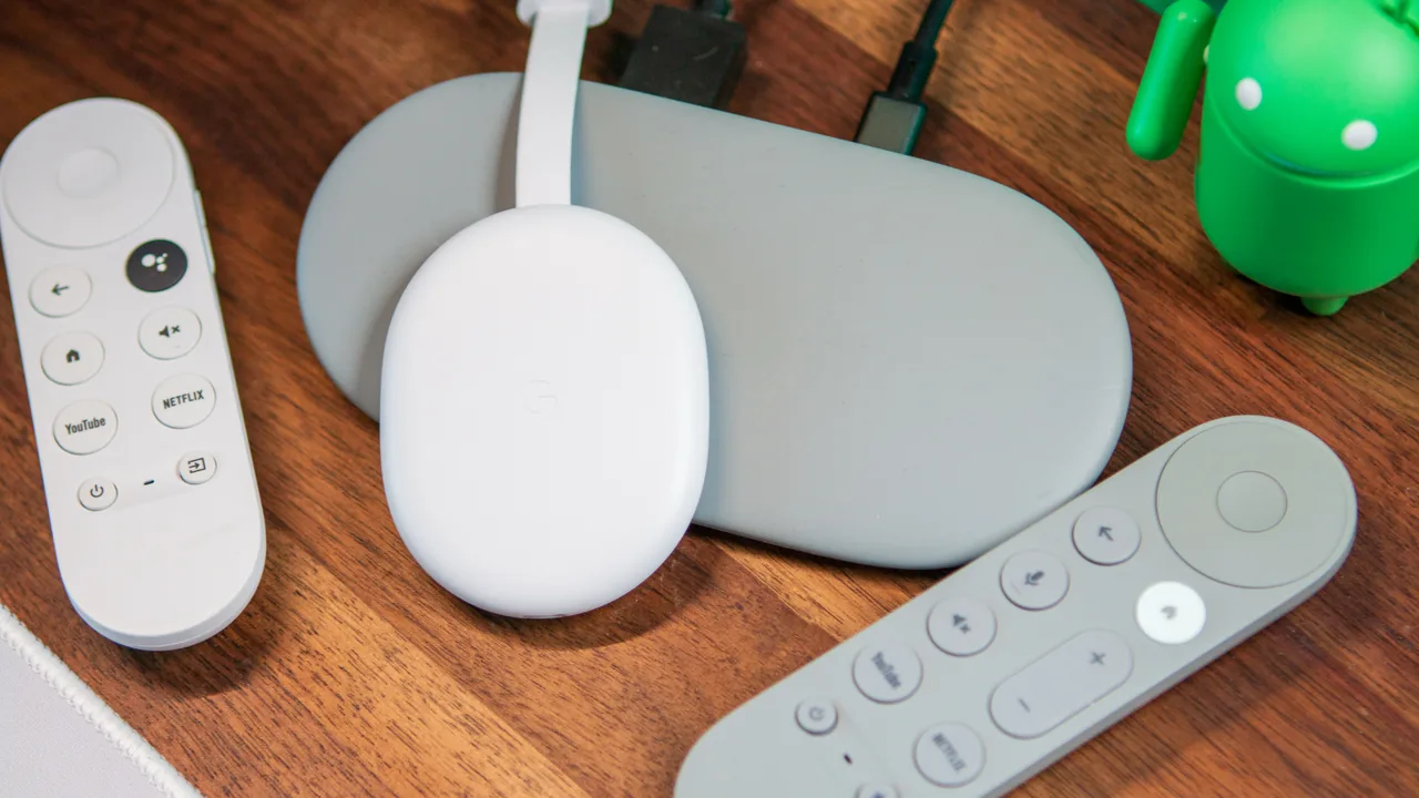 IPTV Nederland 20 Twee Chromecast-apparaten met bijbehorende afstandsbedieningen op een houten tafel.