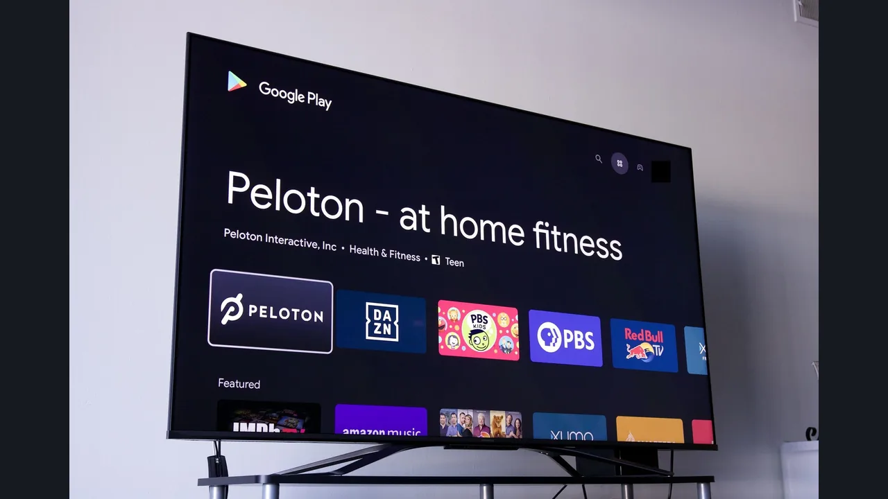 IPTV op Chromecast met Google TV: stap voor stap installeren 11 Een televisie met het startscherm van Google Play en rijen met apps.