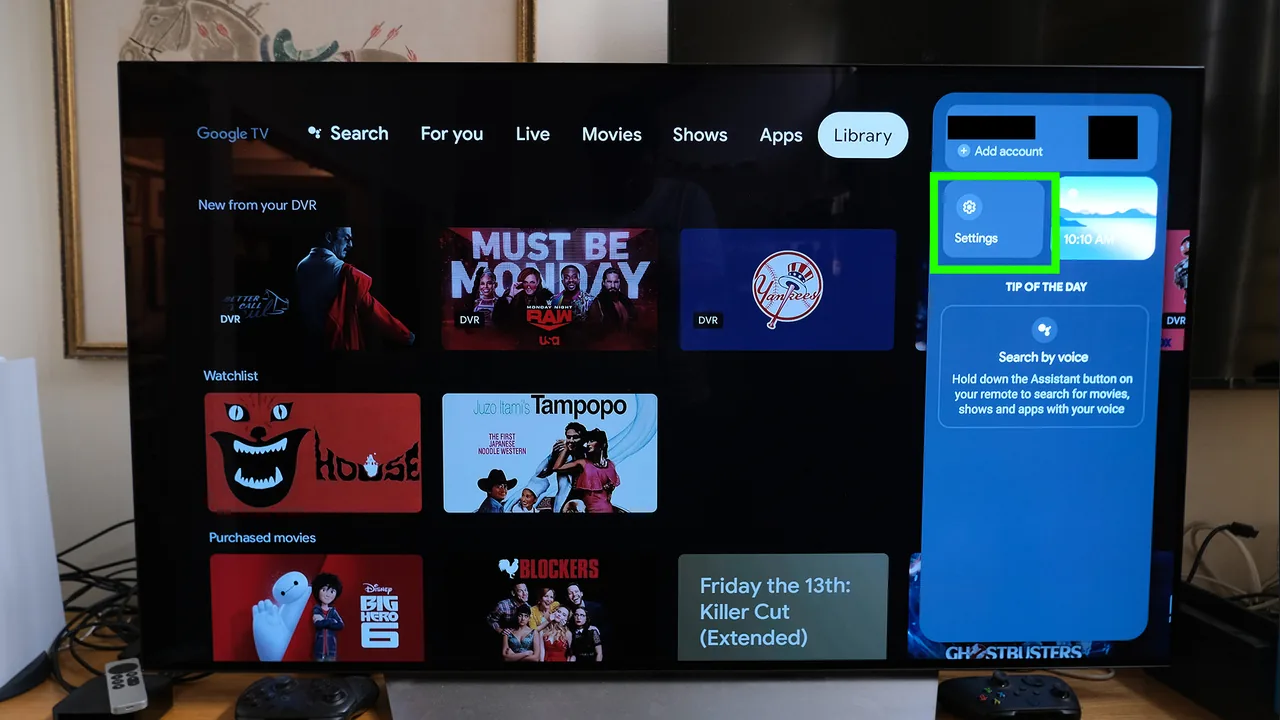 IPTV op Chromecast met Google TV: stap voor stap installeren 8 Een televisie met het Google TV-profielmenu en de knop Settings in een groen kader.